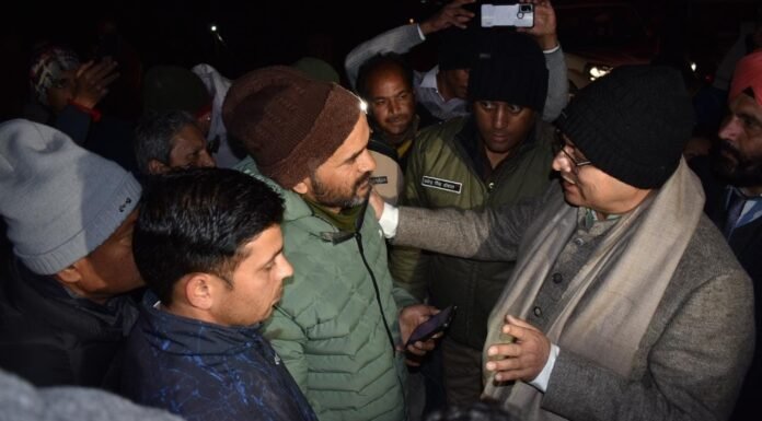 जोशीमठ पहुंचकर सीएम धामी ने की भू-धसाव से प्रभावित लोगों से मुलाकात,हर संभव सहयोग का दिया आश्वासन