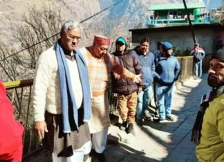 joshimath-is-sinking:-पूर्व मुख्यमंत्री त्रिवेंद्र सिंह रावत ने भू-वैज्ञानिकों के साथ जोशीमठ पहुंचकर लिया आपदा प्रभावित क्षेत्रों का जायजा,प्रभावित लोगों से मिले