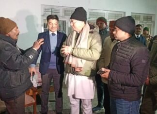 मुख्यमंत्री पुष्कर धामी ने देर रात तक जोशीमठ में लिया राहत शिविरों का जायजा,शिविर में रूके लोगों से मिले