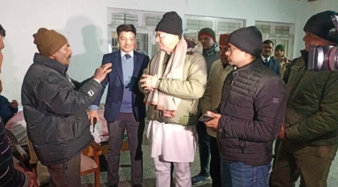 मुख्यमंत्री पुष्कर धामी ने देर रात तक जोशीमठ में लिया राहत शिविरों का जायजा,शिविर में रूके लोगों से मिले
