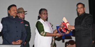 राष्ट्रीय मतदाता दिवस पर राष्ट्रपति द्रौपदी मुर्मु ने उत्तराखंड के सहायक मुख्य निर्वाचन अधिकारी को प्रदान किया स्पेशल अवार्ड