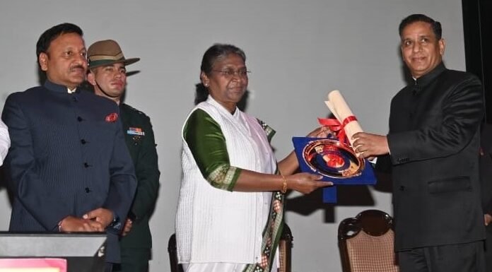 राष्ट्रीय मतदाता दिवस पर राष्ट्रपति द्रौपदी मुर्मु ने उत्तराखंड के सहायक मुख्य निर्वाचन अधिकारी को प्रदान किया स्पेशल अवार्ड