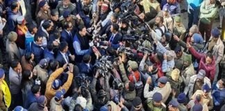 Joshimath Sinking:-जोशीमठ में भू धंसाव से प्रभावित परिवारों से मिले सीएम धामी,मुख्यमंत्री से मिल नम हुई प्रभावितों की आंखें