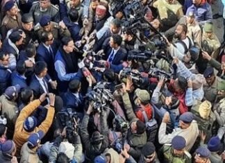 Joshimath Sinking:-जोशीमठ में भू धंसाव से प्रभावित परिवारों से मिले सीएम धामी,मुख्यमंत्री से मिल नम हुई प्रभावितों की आंखें