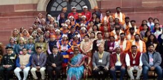 उत्तराखण्ड की झांकी के कलाकारों ने राष्ट्रपति द्रौपदी मुर्मू से की भेंट