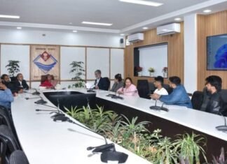 उत्तराखंडः-अपर मुख्य सचिव राधा रतूड़ी से मिले पीसीएस मुख्य परीक्षा के अभ्यर्थी