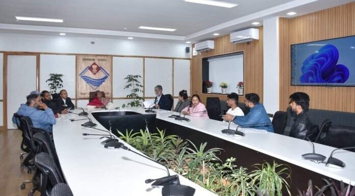 उत्तराखंडः-अपर मुख्य सचिव राधा रतूड़ी से मिले पीसीएस मुख्य परीक्षा के अभ्यर्थी