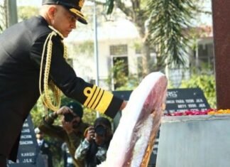 नौसेना प्रमुख एडमिरल आर.हरिकुमार ने नोएडा स्थित शहीद स्मारक संस्था में कारगिल में शहीद हुए जवानों एवं अफसरों को पुष्पचक्र अर्पित कर दी श्रद्धांजलि