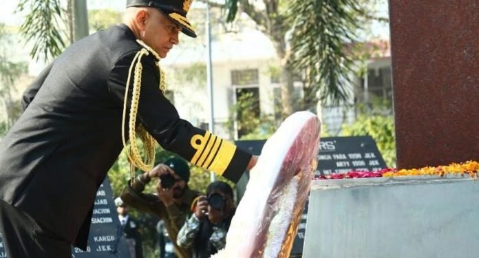 नौसेना प्रमुख एडमिरल आर.हरिकुमार ने नोएडा स्थित शहीद स्मारक संस्था में कारगिल में शहीद हुए जवानों एवं अफसरों को पुष्पचक्र अर्पित कर दी श्रद्धांजलि
