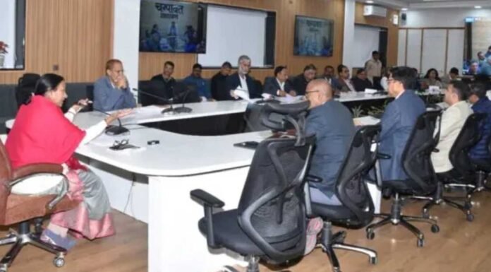 उत्तराखंडः-अपर मुख्य सचिव राधा रतूड़ी का अधिकारियों को सख्य आदेश कहा-समस्याओं पर चर्चा करने के स्थान पर समाधान निकालने का करें प्रयास