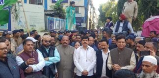 उत्तराखंडः-अडानी मामले पर कांग्रेस ने देहरादून में किया एसबीआई के मुख्य कार्यालय पर विरोध प्रदर्शन कहा-गरीब जनता का पैसा बेतहाशा डूब गया,लेकिन सरकार है खामोश