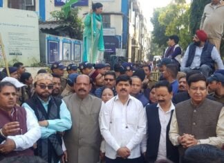 उत्तराखंडः-अडानी मामले पर कांग्रेस ने देहरादून में किया एसबीआई के मुख्य कार्यालय पर विरोध प्रदर्शन कहा-गरीब जनता का पैसा बेतहाशा डूब गया,लेकिन सरकार है खामोश