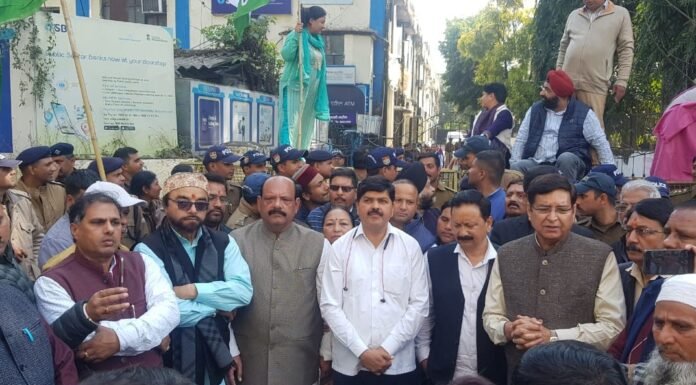 उत्तराखंडः-अडानी मामले पर कांग्रेस ने देहरादून में किया एसबीआई के मुख्य कार्यालय पर विरोध प्रदर्शन कहा-गरीब जनता का पैसा बेतहाशा डूब गया,लेकिन सरकार है खामोश