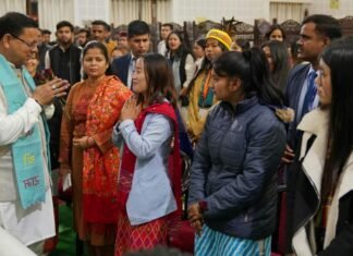 उत्तराखंडः-अंतर राज्य छात्र जीवन दर्शन के अंतर्गत पूर्वोत्तर भारत से आये छात्रों के दल ने सीएम धामी से की भेंट