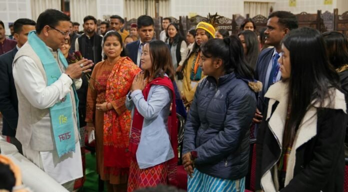 उत्तराखंडः-अंतर राज्य छात्र जीवन दर्शन के अंतर्गत पूर्वोत्तर भारत से आये छात्रों के दल ने सीएम धामी से की भेंट