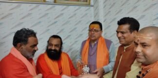 मुख्यमंत्री पुष्कर धामी ने कनखल में अखिल भारतीय अखाड़ा परिषद श्रीमहन्त रविन्द्रपुरी से भेंट कर लिया आशीर्वाद