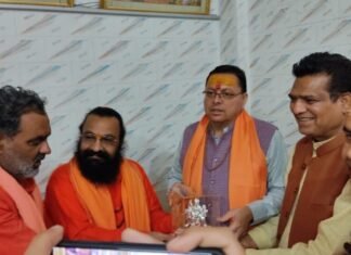 मुख्यमंत्री पुष्कर धामी ने कनखल में अखिल भारतीय अखाड़ा परिषद श्रीमहन्त रविन्द्रपुरी से भेंट कर लिया आशीर्वाद