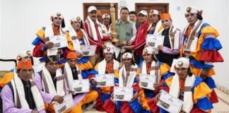 मुख्यमंत्री पुष्कर धामी से उत्तराखंड की झांकी ‘मानसखण्ड’ के कलाकारों ने की भेंट,सीएम धामी ने झांकी के प्रत्येक कलाकार को 50 हजार की धनराशि देने की घोषणा की