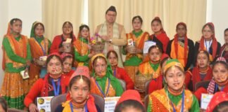 मुख्यमंत्री पुष्कर सिंह धामी ने बच्चों संग भराड़ीसैंण में मनाया लोकपर्व फूलदेई,प्रातःभ्रमण पर सफाई कर रहे स्वछता कर्मियों से बातचीत कर जाना हाल-चाल