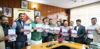मुख्यमंत्री पुष्कर धामी ने उत्तराखण्ड सचिवालय बैडमिंटन क्लब की स्मारिका ‘प्रयास’ का किया विमोचन