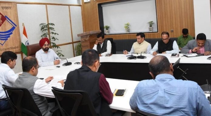 उत्तराखंडः-मुख्य सचिव ने सरकार के एक वर्ष के कार्यकाल पूर्ण होने के अवसर पर सीएम धामी द्वारा की गई घोषणाओं के संबंध में ली बैठक