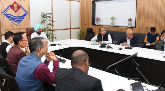 उत्तराखंडः-मुख्य सचिव ने प्रदेश में लैंड बैंक के संबंध में शासन के उच्चाधिकारियों एवं जिलाधिकारियों के साथ की बैठक कहा-लैंड बैंक बनने से उत्तराखंड का होगा विकास