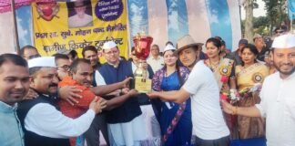 मुख्यमंत्री पुष्कर धामी ने बनबसा में आयोजित प्रथम स्व.सूबेदार मोहन चंद स्मृति ग्रामीण क्रिकेट प्रतियोगिता के फाइनल मुकाबले में सीएम पुष्कर धामी ने किया प्रतिभाग