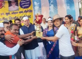 मुख्यमंत्री पुष्कर धामी ने बनबसा में आयोजित प्रथम स्व.सूबेदार मोहन चंद स्मृति ग्रामीण क्रिकेट प्रतियोगिता के फाइनल मुकाबले में सीएम पुष्कर धामी ने किया प्रतिभाग