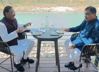 उत्तराखंड के पूर्व मुख्यमंत्री एवं पूर्व केंद्रीय शिक्षा मंत्री डॉक्टर रमेश पोखरियल निशंक ने ऋषिकेश में केंद्रीय सड़क परिवहन एवं राजमार्ग मंत्री नितिन गड़करी से की शिष्टाचार भेंट