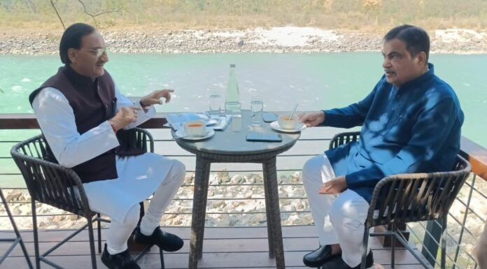 उत्तराखंड के पूर्व मुख्यमंत्री एवं पूर्व केंद्रीय शिक्षा मंत्री डॉक्टर रमेश पोखरियल निशंक ने ऋषिकेश में केंद्रीय सड़क परिवहन एवं राजमार्ग मंत्री नितिन गड़करी से की शिष्टाचार भेंट