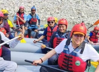 उत्तराखंडः-राज्य में साहसिक पर्यटन की गतिविधियों को बढ़ावा देने के मकसद से खुद राफ्टिंग करने उतरे सीएम धामी