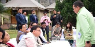 उत्तराखंडः-मालदेवता क्षेत्र में भ्रमण के दौरान सीएम धामी ने रायपुर क्षेत्र के जनप्रतिनिधियों एवं आमजन से भेंट कर सुनी समस्याएं