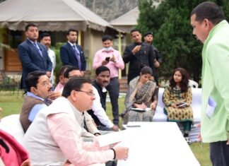 उत्तराखंडः-मालदेवता क्षेत्र में भ्रमण के दौरान सीएम धामी ने रायपुर क्षेत्र के जनप्रतिनिधियों एवं आमजन से भेंट कर सुनी समस्याएं