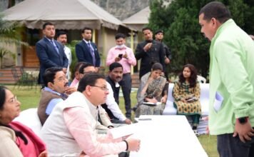 उत्तराखंडः-मालदेवता क्षेत्र में भ्रमण के दौरान सीएम धामी ने रायपुर क्षेत्र के जनप्रतिनिधियों एवं आमजन से भेंट कर सुनी समस्याएं