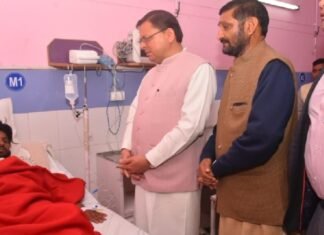 गैरसैंण में मुख्यमंत्री पुष्कर सिंह धामी ने सामुदायिक स्वास्थ्य केंद्र का किया औचक निरीक्षण,अस्पताल में भर्ती मरीजों का जाना हालचाल
