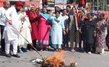 उत्तराखंडः-महिला कांग्रेस कार्यकर्ताओं ने देहरादून में रसोई गैस के बढ़ते दामों के विरोध में किया विरोध प्रदर्शन