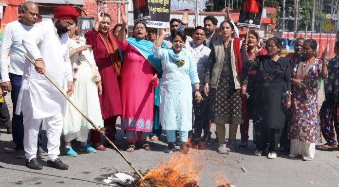 उत्तराखंडः-महिला कांग्रेस कार्यकर्ताओं ने देहरादून में रसोई गैस के बढ़ते दामों के विरोध में किया विरोध प्रदर्शन