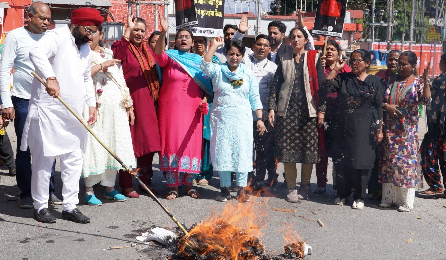 उत्तराखंडः-महिला कांग्रेस कार्यकर्ताओं ने देहरादून में रसोई गैस के बढ़ते  दामों के विरोध में किया विरोध प्रदर्शन - संवाद जान्हवी