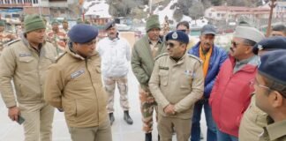 चारधाम यात्रा से पूर्व श्रद्धालुओं की सुविधाओं एवं पुलिस फोर्स की तैयारियों का जायजा लेने बदरीनाथ पहुंचे पुलिस महानिदेशक उत्तराखंड-बदरीनाथ धाम के सी.सी.टी.वी कैमरे वर्षभर लाइव रखने के दिए निर्देश