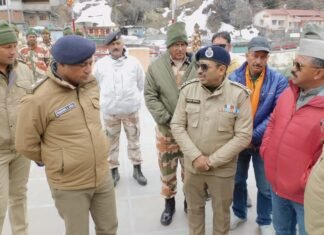 चारधाम यात्रा से पूर्व श्रद्धालुओं की सुविधाओं एवं पुलिस फोर्स की तैयारियों का जायजा लेने बदरीनाथ पहुंचे पुलिस महानिदेशक उत्तराखंड-बदरीनाथ धाम के सी.सी.टी.वी कैमरे वर्षभर लाइव रखने के दिए निर्देश