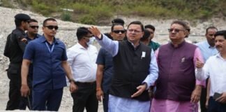 Dehradun:-मालदेवता प्राकृतिक आपदा प्रभावित क्षेत्र में चल रहे राहत कार्यों का सीएम धामी ने किया निरीक्षण,आपदा प्रभावित भैंसवाड़ा एवं छमरौली के परिवारों को वितरित किए राहत राशि के चेक
