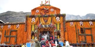 Badrinath Dham:-वैदिक मन्त्रोच्चार के साथ खुले बद्रीनाथ धाम के कपाट,प्रधानमंत्री नरेन्द्र मोदी के नाम से हुई पहली पूजा