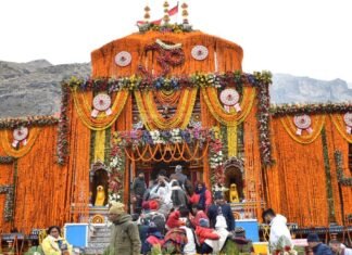Badrinath Dham:-वैदिक मन्त्रोच्चार के साथ खुले बद्रीनाथ धाम के कपाट,प्रधानमंत्री नरेन्द्र मोदी के नाम से हुई पहली पूजा