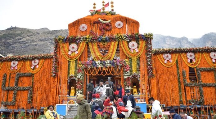 Badrinath Dham:-वैदिक मन्त्रोच्चार के साथ खुले बद्रीनाथ धाम के कपाट,प्रधानमंत्री नरेन्द्र मोदी के नाम से हुई पहली पूजा