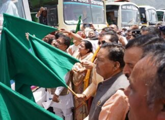 Chardham Yatra 2023:-चारधाम में जाने वाले श्रद्धालुओं के पहले जत्थे को ऋषिकेश से सीएम धामी,हंस फाउंडेशन के प्रेरणास्रोत माता मंगला जी एवं श्री भोले जी महाराज ने हरी झंडी दिखाकर किया रवाना