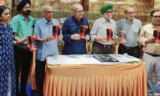 Kanpur:-कहानीकार अमरीक सिंह दीप के नए लघु कथा संग्रह ‘सपने में औरत’ विमोचन,लेखक असगर वजाहत ने कहा की ये आम लोगों की कथाएँ हैं जो आकर्षित करती हैं