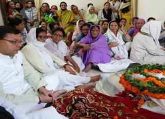 Uttarakhand:-राज्य आंदोलनकारी सुशीला बलूनी के पार्थिव शरीर पर पुष्प अर्पित कर सीएम धामी ने दी श्रद्धांजलि,राज्यपाल सहित कई नेताओं ने जताया शोक