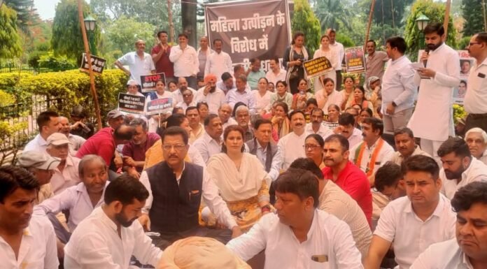 उत्तराखंडः-सरकार के खिलाफ संयुक्त विपक्ष का धरना-प्रदर्शन कहा-राज्य में बेटियों के साथ लगातार हो रहा है उत्पीडन