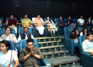 Uttarakhand:-मुख्यमंत्री पुष्कर सिंह धामी ने देखी केरल स्टोरी फिल्म