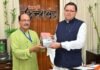 Uttarakhand:-वरिष्ठ पत्रकार एवं लेखक जय सिंह रावत ने सीएम धामी से की मुलाकात,अपनी पुस्तक ‘बदलते दौर से गुजरती जन जातियां’ की भेंट